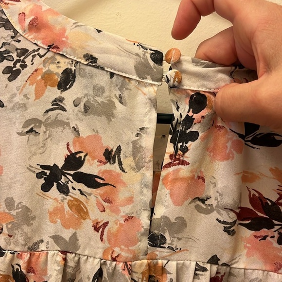 Torrid floral peach and green top size 2 - Picture 4 of 9